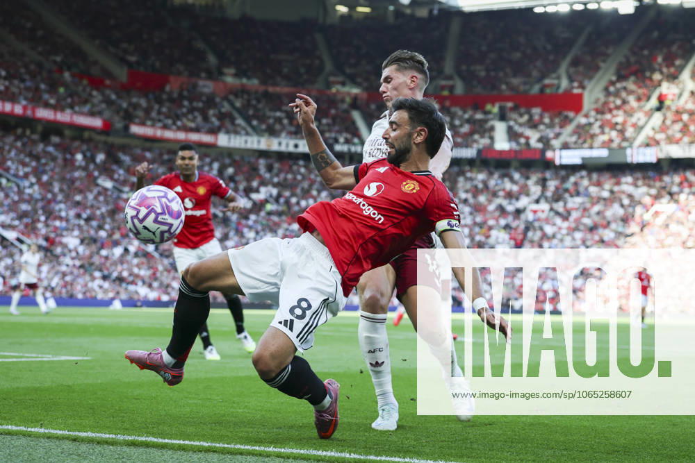 Manchester United, ManU FC v Arsenal FC, English Premier League Manchester United midfielder Bruno Fernandes (8) tackles Arsenal forward Viktor Gyokeres (14) during the Manchester United FC v Arsenal FC English Premier League match at Old Trafford, Manchester, England, United Kingdom on 17 August 2025 Credit: Phil Duncan Every Second Media Editorial use only. All images are copyright Every Second Media Limited. No images may be reproduced without prior permission. All rights reserved. Premier League and Football League images are subject to licensing agreements with Football DataCo Limited. see https: www.football-dataco.com
