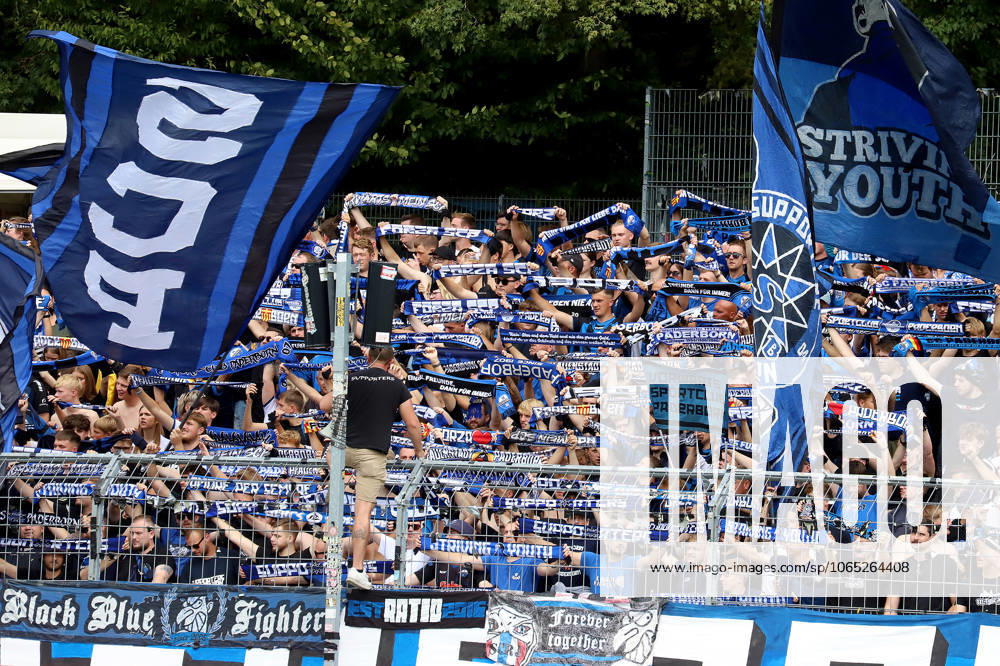 Fuflball, DFB-Pokal 1. Runde, Viktoria KËÜln - SC Paderborn 07, Sportpark HËÜhenberg Saison 2025 2026: Fans des SC Paderborn mit Fahnen und Flaggen feiern nach dem 1:3 NRW Deutschland DFB regulations prohibit any use of photographs as image sequences and or quasi-video. Nordrhein-Westfalen Deutschland