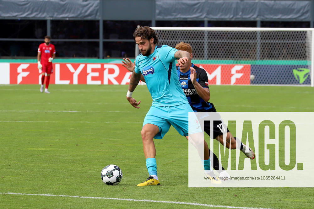 Fuflball, DFB-Pokal 1. Runde, Viktoria KËÜln - SC Paderborn 07, Sportpark HËÜhenberg Saison 2025 2026: Lex-Tyger Lobinger (Viktoria KËÜln 09) im Zweikampf gegen Laurin Curda (SC Paderborn 17) NRW Deutschland DFB regulations prohibit any use of photographs as image sequences and or quasi-video. Nordrhein-Westfalen Deutschland