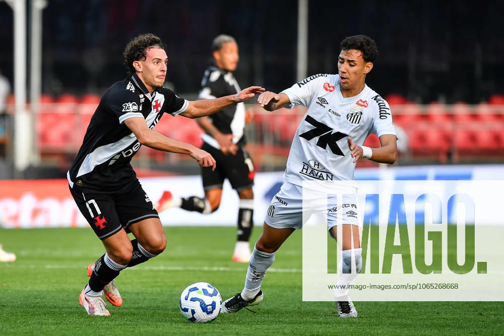 Santos FC x Vasco da Gama SaO PAULO, SP - 17.08.2025: SANTOS FC X VASCO DA GAMA - Nuno Moreira of Vasco during the match between Santos FC x Vasco da Gama, valid for the twentieth round of the 2025 Brazilian Football Championship, this Sunday, (17) at Morumbis, SP. (Photo: Roberto Casimiro Fotoarena) x2789158x RobertoxCasimiro