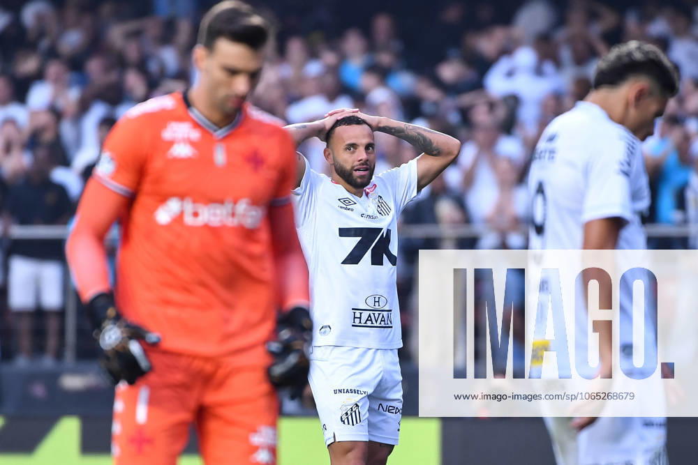 Santos FC x Vasco da Gama SaO PAULO, SP - 17.08.2025: SANTOS FC X VASCO DA GAMA - Guilherme do Santos regrets a missed chance during the match between Santos FC x Vasco da Gama, valid for the twentieth round of the 2025 Brazilian Football Championship, this Sunday, (17) at Morumbis, SP. (Photo: Roberto Casimiro Fotoarena) x2789161x RobertoxCasimiro
