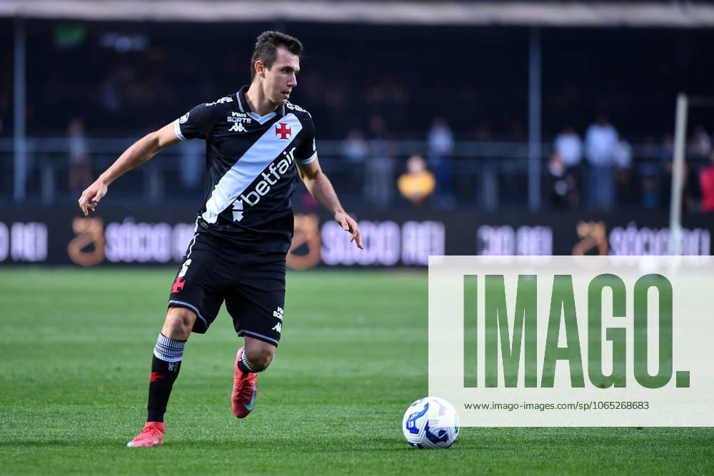 Santos FC x Vasco da Gama SaO PAULO, SP - 17.08.2025: SANTOS FC X VASCO DA GAMA - Lucas Piton of Vasco during the match between Santos FC x Vasco da Gama, valid for the twentieth round of the 2025 Brazilian Football Championship, this Sunday, (17) at Morumbis, SP. (Photo: Roberto Casimiro Fotoarena) x2789163x RobertoxCasimiro