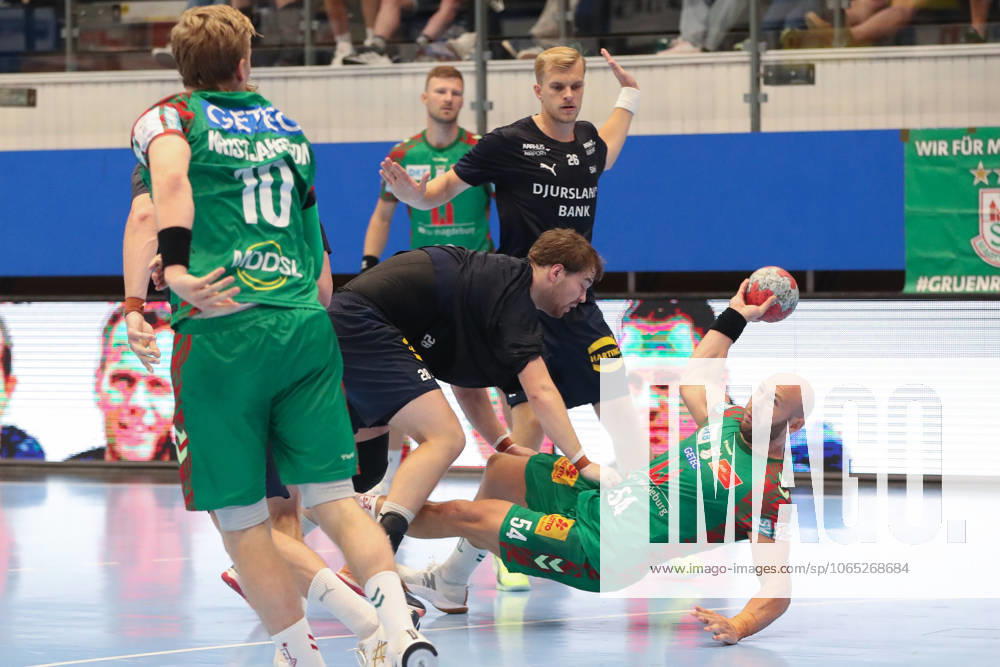 Handball - Wartburg Cup SC Magdeburg - Skanderborg Handbold, v.l. Morten Kaalund (Skanderborg, 28), Oscar Bergendahl (Magdeburg, 54) Zweikampf, Duell, Kampf, tackle Eisenach