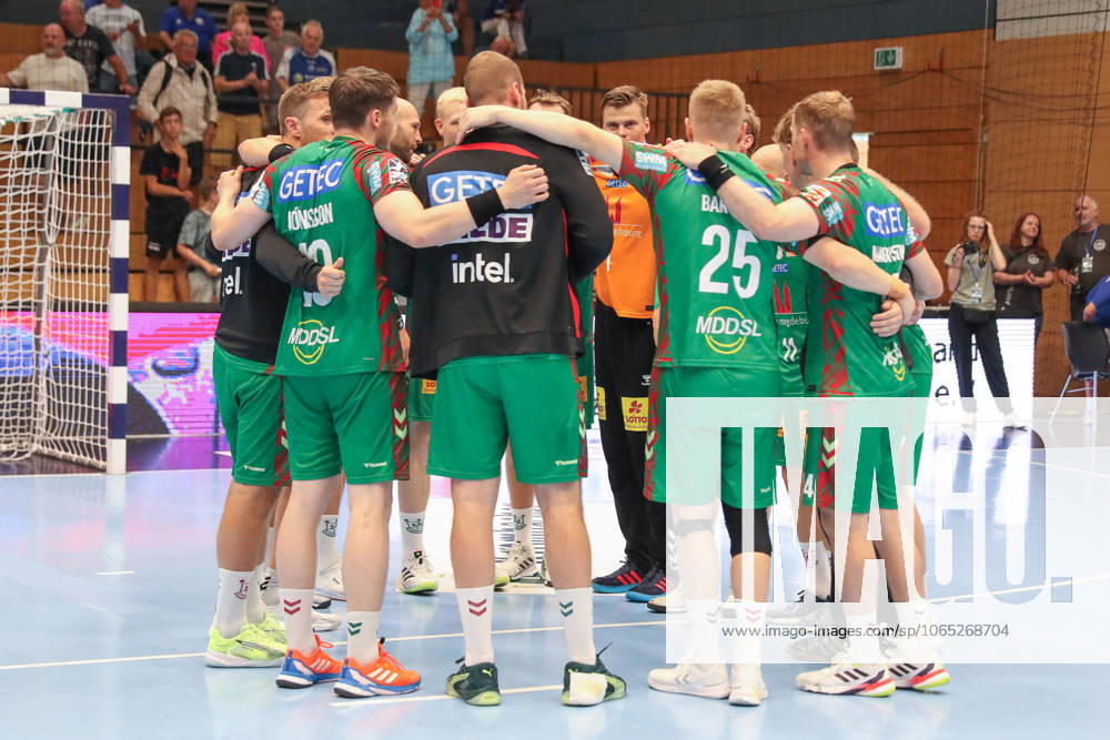 Handball - Wartburg Cup SC Magdeburg - Skanderborg Handbold, v.l. Magdeburg Jubel ueber den Sieg, Jubel nach Spielende Eisenach