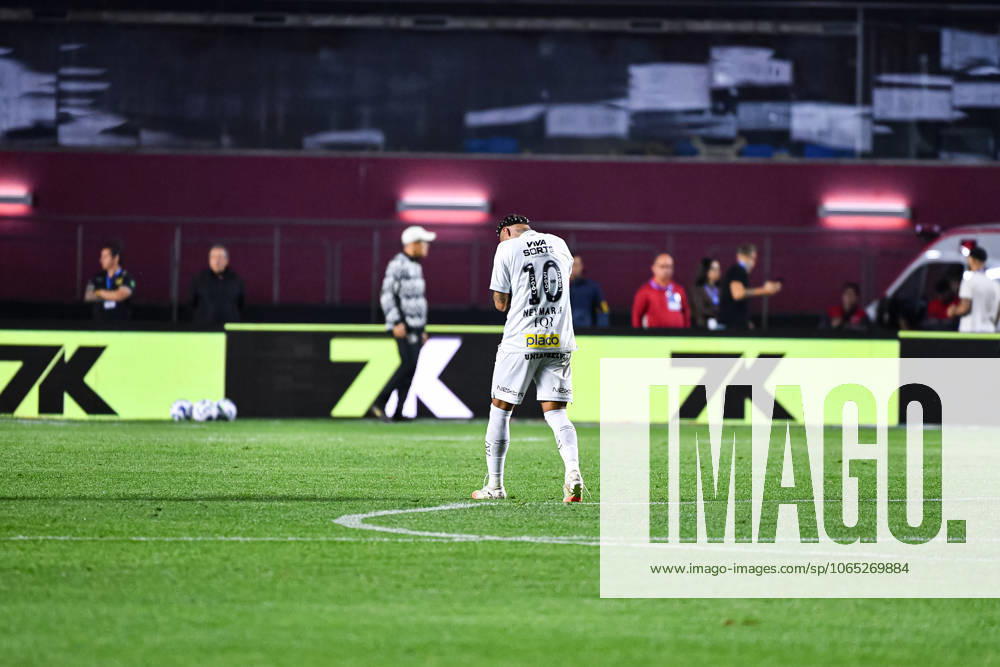 Santos FC x Vasco da Gama SaO PAULO, SP - 17.08.2025: SANTOS FC X VASCO DA GAMA - Santos& 39; Neymar laments the defeat and leaves the field crying after the match between Santos FC x Vasco da Gama, valid for the twentieth round of the 2025 Brazilian Football Championship, this Sunday, (17) at Morumbis, SP. (Photo: Roberto Casimiro Fotoarena) x2789171x RobertoxCasimiro