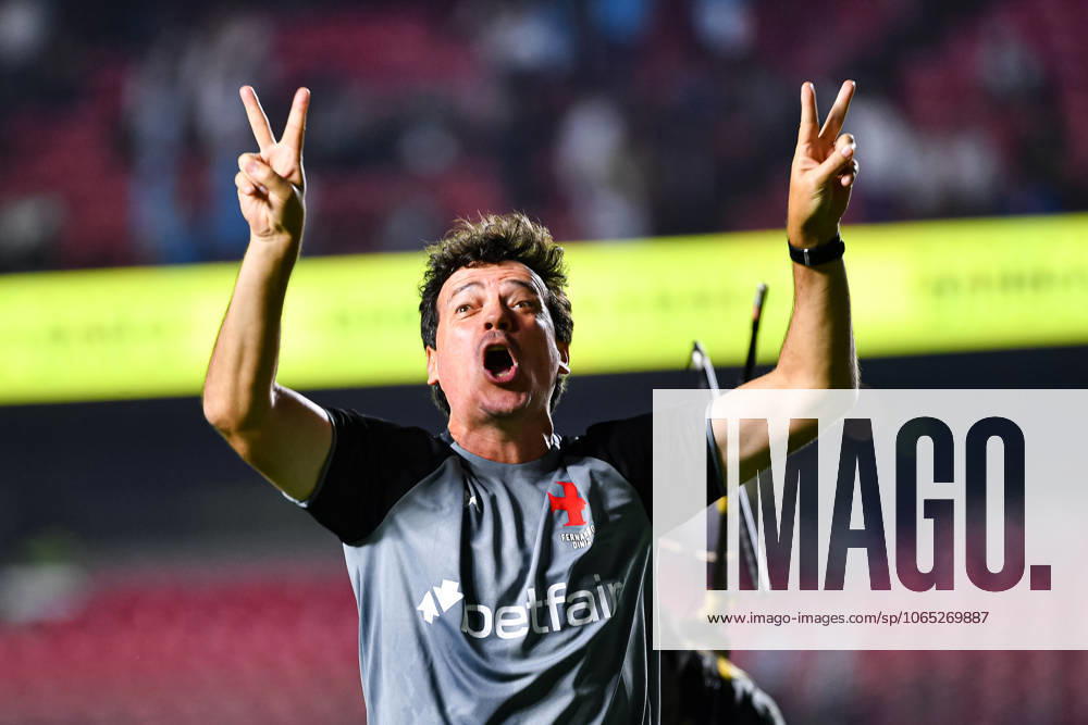 Santos FC x Vasco da Gama SaO PAULO, SP - 17.08.2025: SANTOS FC X VASCO DA GAMA - Fernando Diniz, Vasco& 39;s coach, celebrates the victory in the match between Santos FC x Vasco da Gama, valid for the twentieth round of the 2025 Brazilian Football Championship, this Sunday, (17) at Morumbis, SP. (Photo: Roberto Casimiro Fotoarena) x2789173x RobertoxCasimiro