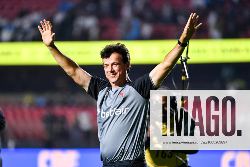 Santos FC x Vasco da Gama SaO PAULO, SP - 17.08.2025: SANTOS FC X VASCO DA GAMA - Fernando Diniz, Vasco& 39;s coach, celebrates the victory in the match between Santos FC x Vasco da Gama, valid for the twentieth round of the 2025 Brazilian Football Championship, this Sunday, (17) at Morumbis, SP. (Photo: Roberto Casimiro Fotoarena) x2789174x RobertoxCasimiro