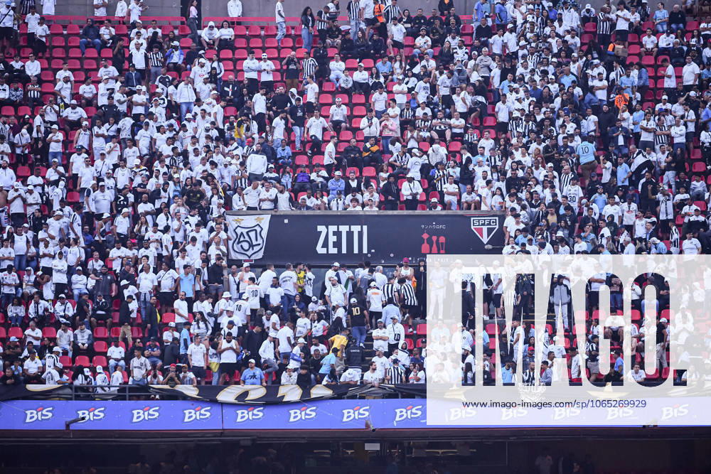 Santos FC x Vasco da Gama SaO PAULO, SP - 17.08.2025: SANTOS FC X VASCO DA GAMA - Santos fans leave the stadium before the end of the match between Santos FC x Vasco da Gama, valid for the twentieth round of the 2025 Brazilian Football Championship, this Sunday, (17) at Morumbis, SP. (Photo: Roberto Casimiro Fotoarena) x2789175x RobertoxCasimiro