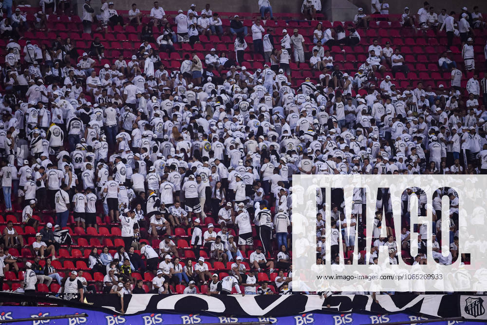 Santos FC x Vasco da Gama SaO PAULO, SP - 17.08.2025: SANTOS FC X VASCO DA GAMA - Santos fans turn their backs on the field to protest against the defeat in the match between Santos FC x Vasco da Gama, valid for the twentieth round of the 2025 Brazilian Football Championship, this Sunday, (17) at Morumbis, SP. (Photo: Roberto Casimiro Fotoarena) x2789176x RobertoxCasimiro