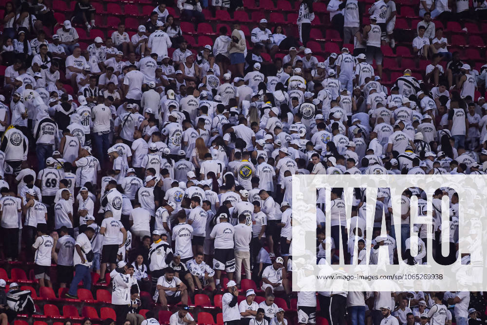 Santos FC x Vasco da Gama SaO PAULO, SP - 17.08.2025: SANTOS FC X VASCO DA GAMA - Santos fans turn their backs on the field to protest against the defeat in the match between Santos FC x Vasco da Gama, valid for the twentieth round of the 2025 Brazilian Football Championship, this Sunday, (17) at Morumbis, SP. (Photo: Roberto Casimiro Fotoarena) x2789177x RobertoxCasimiro