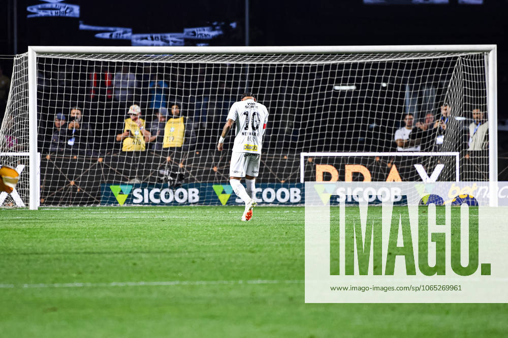 Santos FC x Vasco da Gama SaO PAULO, SP - 17.08.2025: SANTOS FC X VASCO DA GAMA - Santos& 39; Neymar laments the defeat and leaves the field crying after the match between Santos FC x Vasco da Gama, valid for the twentieth round of the 2025 Brazilian Football Championship, this Sunday, (17) at Morumbis, SP. (Photo: Roberto Casimiro Fotoarena) x2789180x RobertoxCasimiro
