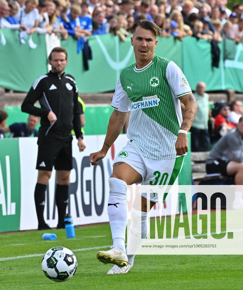 Fussball - Saison 2025 2026 - DFB Pokal Vereinspokal - 01. Runde: TUS Blau Weiß BW Lohne BWL - SpVgg Greuther Fürth ( Kleeblatt ) - Sportfoto Zink MeZi - - regulations prohibit any use of photographs as image sequences and or quasi-video - Felix Klaus (30, SpVgg Greuther Fürth )