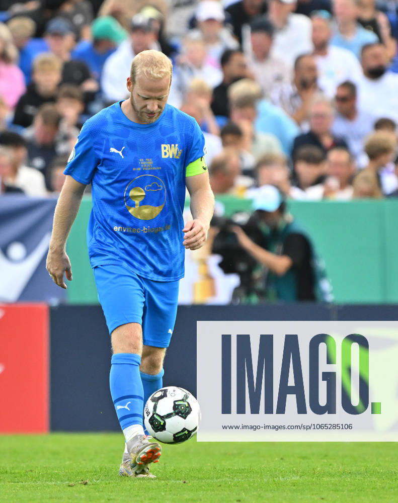 Fussball - Saison 2025 2026 - DFB Pokal Vereinspokal - 01. Runde: TUS Blau Weiß BW Lohne BWL - SpVgg Greuther Fürth ( Kleeblatt ) - Sportfoto Zink MeZi - - regulations prohibit any use of photographs as image sequences and or quasi-video - Thorsten Tönnies (21, BW Lohne ) Kapitän Spielführer Mannschaftskapitän