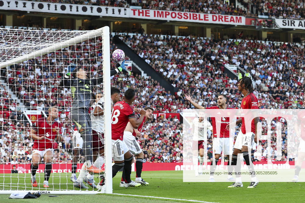 Manchester United, ManU FC v Arsenal FC, English Premier League Manchester United goalkeeper Altay Bayındır (1) pushes the ball away during the Manchester United FC v Arsenal FC English Premier League match at Old Trafford, Manchester, England, United Kingdom on 17 August 2025 Credit: Phil Duncan Every Second Media Editorial use only. All images are copyright Every Second Media Limited. No images may be reproduced without prior permission. All rights reserved. Premier League and Football League images are subject to licensing agreements with Football DataCo Limited. see https: www.football-dataco.com