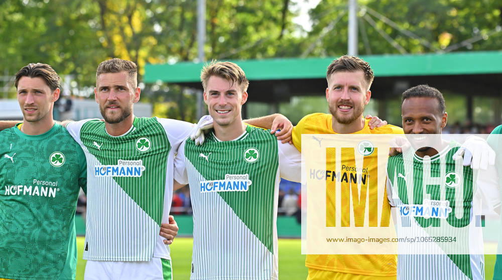 Fussball - Saison 2025 2026 - DFB Pokal Vereinspokal - 01. Runde: TUS Blau Weiß BW Lohne BWL - SpVgg Greuther Fürth ( Kleeblatt ) - Sportfoto Zink MeZi - - regulations prohibit any use of photographs as image sequences and or quasi-video - von links : Nils Körber (1, SpVgg Greuther Fürth ) Dennis Srbeny (7, SpVgg Greuther Fürth ) Gian Luca Gian-Luca Itter (27, SpVgg Greuther Fürth ) Pelle Boevink (26, SpVgg Greuther Fürth ) Julian Green (37, SpVgg Greuther Fürth ) Jubel Freude nach Spielende