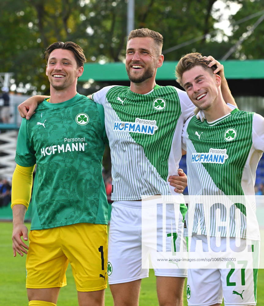 Fussball - Saison 2025 2026 - DFB Pokal Vereinspokal - 01. Runde: TUS Blau Weiß BW Lohne BWL - SpVgg Greuther Fürth ( Kleeblatt ) - Sportfoto Zink MeZi - - regulations prohibit any use of photographs as image sequences and or quasi-video - Nils Körber (1, SpVgg Greuther Fürth ) Dennis Srbeny (7, SpVgg Greuther Fürth ) Gian Luca Gian-Luca Itter (27, SpVgg Greuther Fürth ) Jubel Freude nach Spielende
