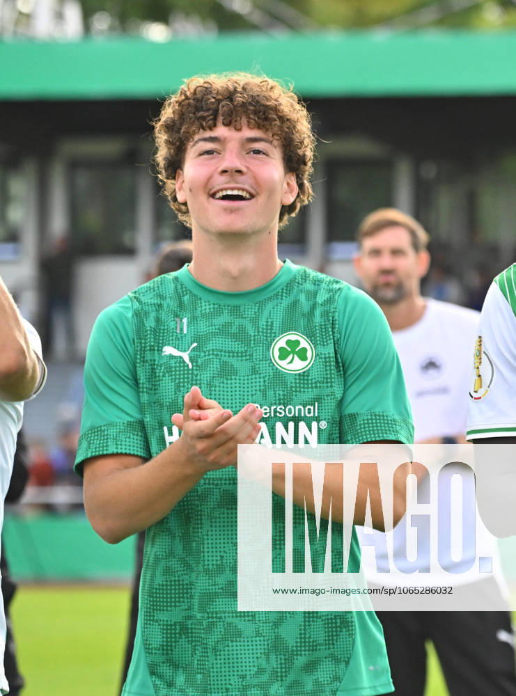 Fussball - Saison 2025 2026 - DFB Pokal Vereinspokal - 01. Runde: TUS Blau Weiß BW Lohne BWL - SpVgg Greuther Fürth ( Kleeblatt ) - Sportfoto Zink MeZi - - regulations prohibit any use of photographs as image sequences and or quasi-video - Raul Marita (38, SpVgg Greuther Fürth ) Jubel Freude nach Spielende