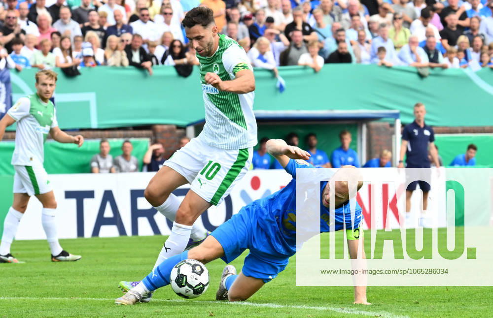 Fussball - Saison 2025 2026 - DFB Pokal Vereinspokal - 01. Runde: TUS Blau Weiß BW Lohne - SpVgg Greuther Fürth ( Kleeblatt ) - Sportfoto Zink - - regulations prohibit any use of photographs as image sequences and or quasi-video - Branimir Hrgota (10, SpVgg Greuther Fürth ) Thorsten Tönnies (21, BW Lohne )