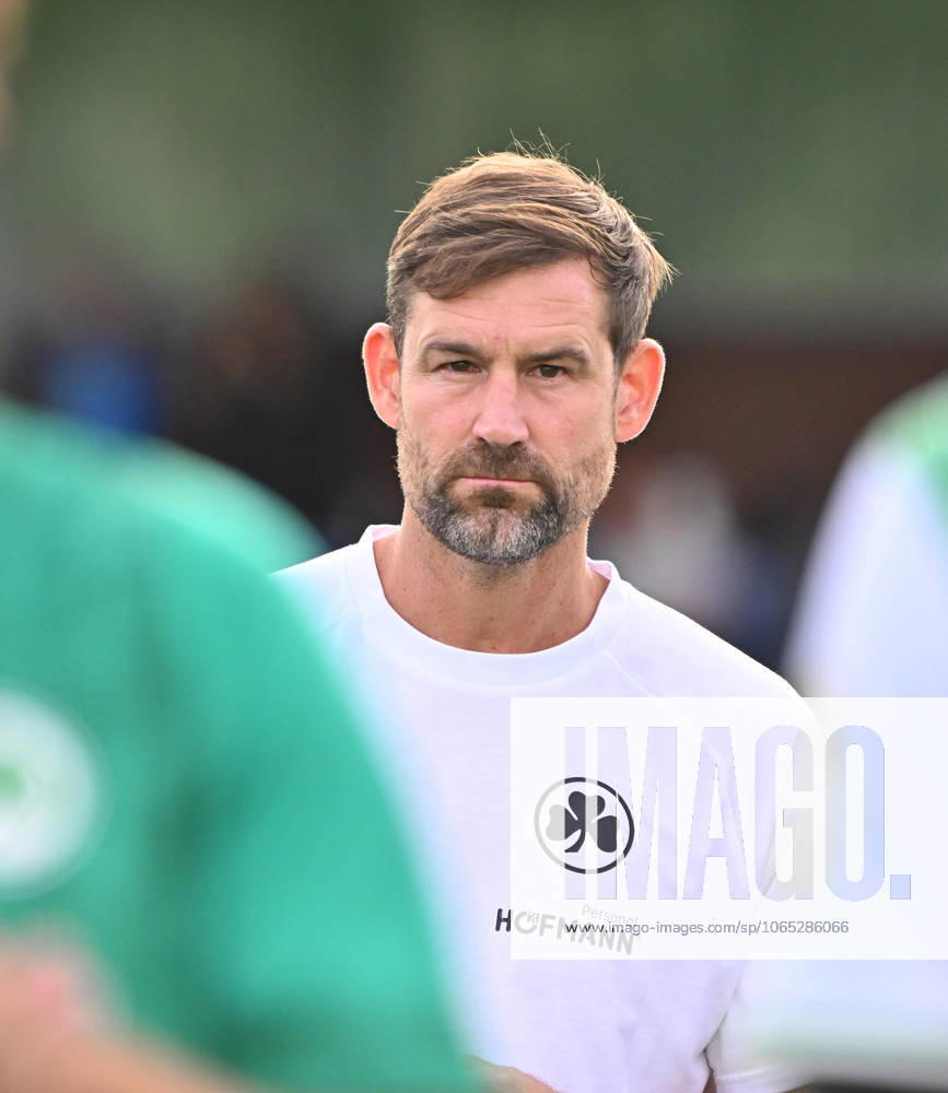 Fussball - Saison 2025 2026 - DFB Pokal Vereinspokal - 01. Runde: TUS Blau Weiß BW Lohne BWL - SpVgg Greuther Fürth ( Kleeblatt ) - Sportfoto Zink MeZi - - regulations prohibit any use of photographs as image sequences and or quasi-video - Thomas Kleine ( Trainer SpVgg Greuther Fürth )