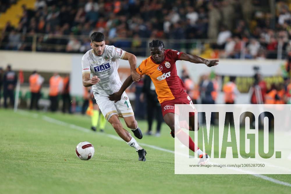 Corendon Alanyaspor v Galatasaray - Turkish Super Lig ANTALYA, TURKIYE - APRIL 15: Derrick Kohn (17) of Galatasaray in action against Oguz Aydin (L) of Corendon Alanyaspor during the Turkish Super Lig 32nd week football match between Corendon Alanyaspor and Galatasaray at Alanya Oba Stadium in Antalya, Turkiye on April 15, 2024. Antalya Turkey. Editorial use only. Please get in touch for any other usage.