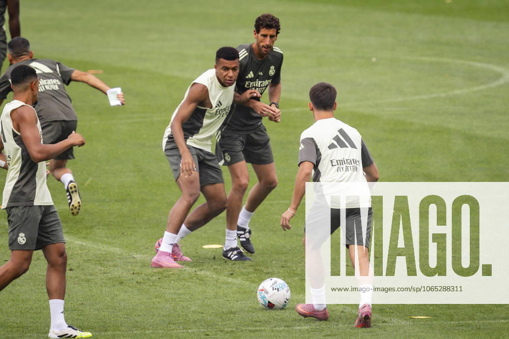 Real Madrid Training Session and press conference, PK, Pressekonferenz Players of Real Madrid (from L to R) Kylian Mbappe, Arda Guler are seen training with their teammates during the training session ahead of their LaLiga EA Sports match against CA Osasuna at Ciudad Real Madrid on August 18, 2025 in Madrid, Spain. Valdebebas Ciudad Real Madrid Madrid Spain
