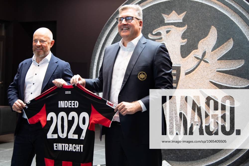 2025.08.22 Fussball 1. Bundesliga Eintracht Frankfurt Saisonauftakt-Pressekonferenz mit Vorstandssprecher Axel Hellmann v.l., Indeed Frank Hensgens zeigt sich zufrieden, verlängert den Vertrag mit der Eintracht bis 2029, mit Trikot und Vorstandssprecher Axel Hellmann