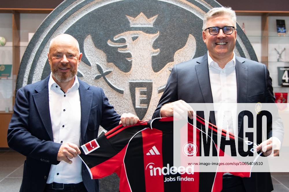 2025.08.22 Fussball 1. Bundesliga Eintracht Frankfurt Saisonauftakt-Pressekonferenz mit Vorstandssprecher Axel Hellmann v.l., Indeed Frank Hensgens zeigt sich zufrieden, verlängert den Vertrag mit der Eintracht bis 2029, mit Trikot und Vorstandssprecher Axel Hellmann
