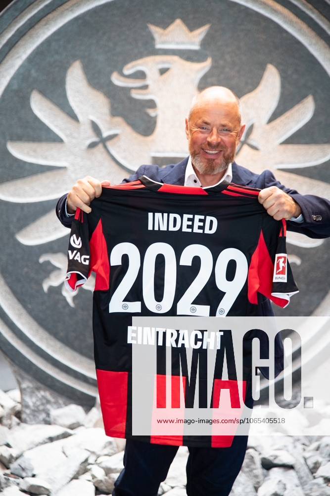 2025.08.22 Fussball 1. Bundesliga Eintracht Frankfurt Saisonauftakt-Pressekonferenz mit Vorstandssprecher Axel Hellmann v.l., Indeed Frank Hensgens zeigt sich zufrieden, verlängert den Vertrag mit der Eintracht bis 2029, mit Trikot