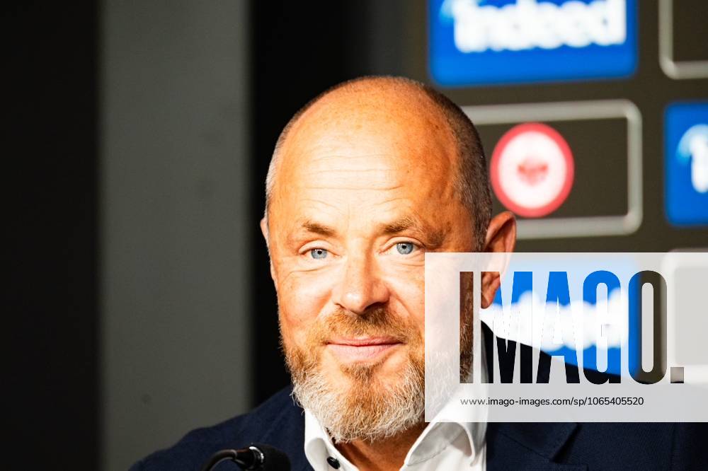 2025.08.22 Fussball 1. Bundesliga Eintracht Frankfurt Saisonauftakt-Pressekonferenz mit Vorstandssprecher Axel Hellmann v.l., Indeed Frank Hensgens zeigt sich zufrieden, spricht zu den Journalisten