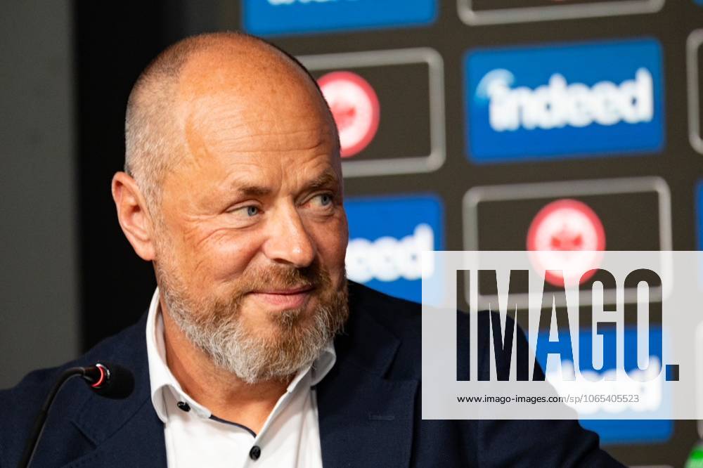 2025.08.22 Fussball 1. Bundesliga Eintracht Frankfurt Saisonauftakt-Pressekonferenz mit Vorstandssprecher Axel Hellmann v.l., Indeed Frank Hensgens zeigt sich zufrieden, spricht zu den Journalisten