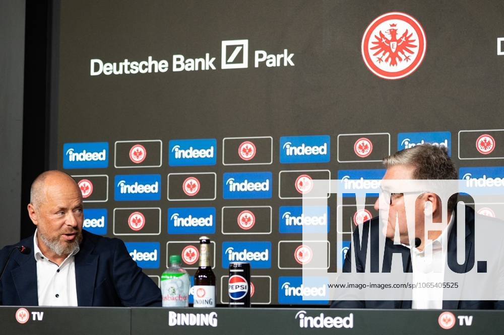 2025.08.22 Fussball 1. Bundesliga Eintracht Frankfurt Saisonauftakt-Pressekonferenz mit Vorstandssprecher Axel Hellmann v.l., Indeed-Chef Frank Hensgens und Vorstandssprecher Axel Hellmann bei der Pressekonferenz