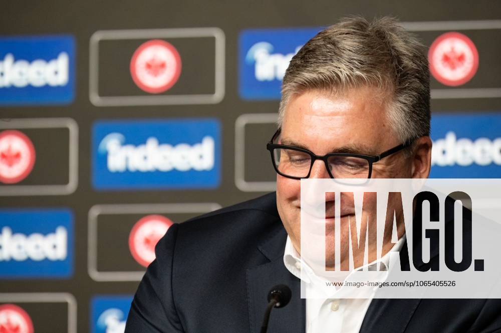 2025.08.22 Fussball 1. Bundesliga Eintracht Frankfurt Saisonauftakt-Pressekonferenz mit Vorstandssprecher Axel Hellmann v.l., IVorstandssprecher Axel Hellmann zeigt sich zufrieden, spricht zu den Journalisten
