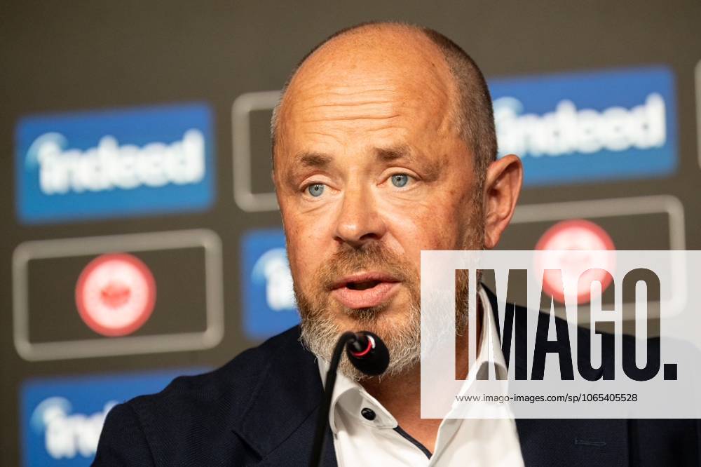 2025.08.22 Fussball 1. Bundesliga Eintracht Frankfurt Saisonauftakt-Pressekonferenz mit Vorstandssprecher Axel Hellmann v.l., Indeed Frank Hensgens zeigt sich zufrieden, spricht zu den Journalisten