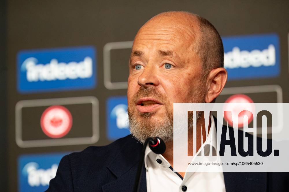 2025.08.22 Fussball 1. Bundesliga Eintracht Frankfurt Saisonauftakt-Pressekonferenz mit Vorstandssprecher Axel Hellmann v.l., Indeed Frank Hensgens zeigt sich zufrieden, spricht zu den Journalisten