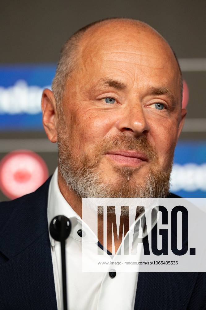2025.08.22 Fussball 1. Bundesliga Eintracht Frankfurt Saisonauftakt-Pressekonferenz mit Vorstandssprecher Axel Hellmann v.l., Indeed Frank Hensgens zeigt sich zufrieden