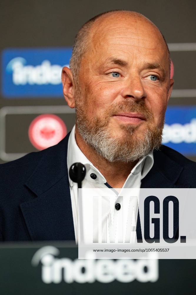 2025.08.22 Fussball 1. Bundesliga Eintracht Frankfurt Saisonauftakt-Pressekonferenz mit Vorstandssprecher Axel Hellmann v.l., Indeed Frank Hensgens zeigt sich zufrieden