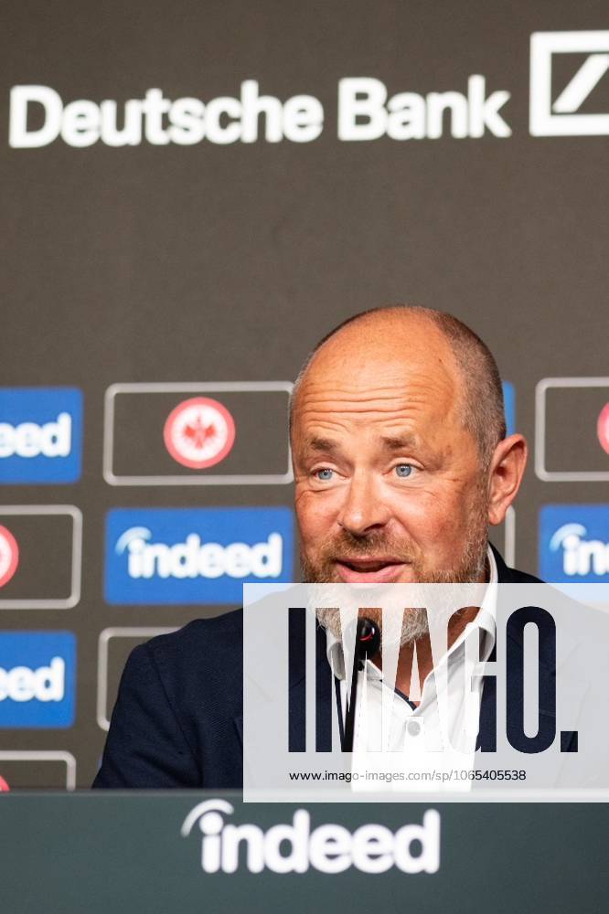 2025.08.22 Fussball 1. Bundesliga Eintracht Frankfurt Saisonauftakt-Pressekonferenz mit Vorstandssprecher Axel Hellmann v.l., Indeed Frank Hensgens zeigt sich zufrieden