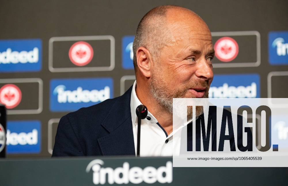 2025.08.22 Fussball 1. Bundesliga Eintracht Frankfurt Saisonauftakt-Pressekonferenz mit Vorstandssprecher Axel Hellmann v.l., Indeed Frank Hensgens zeigt sich zufrieden
