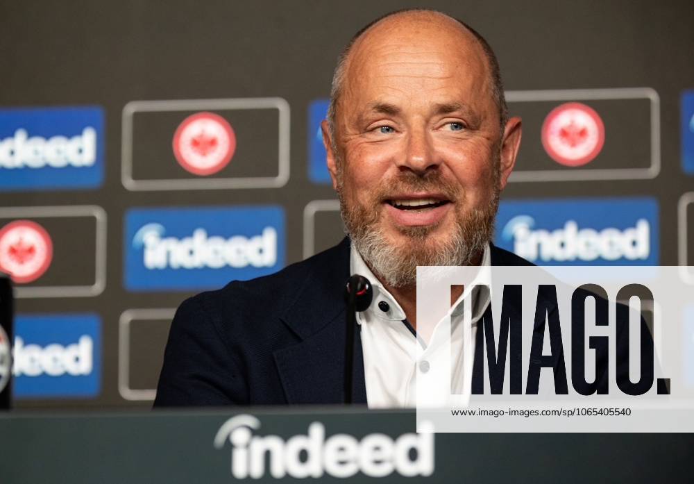 2025.08.22 Fussball 1. Bundesliga Eintracht Frankfurt Saisonauftakt-Pressekonferenz mit Vorstandssprecher Axel Hellmann v.l., Indeed Frank Hensgens zeigt sich zufrieden
