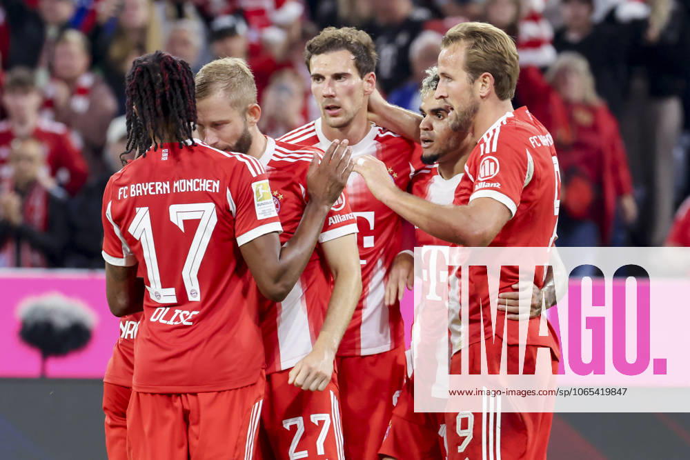 Harry Kane (FC Bayern Muenchen) bejubelt seinen Treffer mit den Teamkollegen, Bundesliga, FC Bayern München v RB Leipzig, Allianz Arena am 22. August 2025 in München, Deutschland. (Foto von Marco Steinbrenner DeFodi Images) Harry Kane (FC Bayern Muenchen) celebrates his goal with teammates, Bundesliga, FC Bayern München v RB Leipzig, Allianz Arena, August 22, 2025 in München, Germany. (Photo by Marco Steinbrenner DeFodi Images) DFL regulations prohibit any use of photographs as image sequences and or quasi-video.