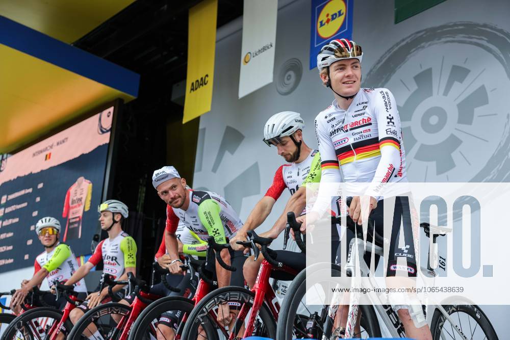 Radsport UCI ProSeries Men Elite LIDL Deutschland Tour 2025 Etappe 3 Arnsberg - Kassel am 23.08.2025 Georg Zimmermann ( INTERMARCHE - WANTY ) mit seinem Team