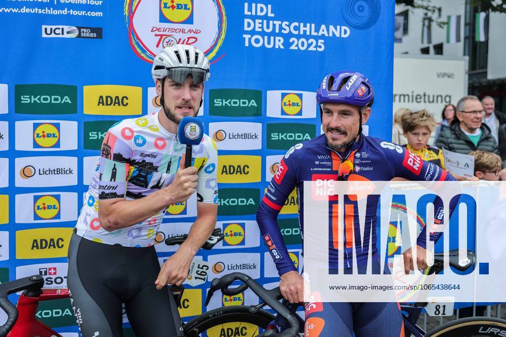 Radsport UCI ProSeries Men Elite LIDL Deutschland Tour 2025 Etappe 3 Arnsberg - Kassel am 23.08.2025 Jonas Rutsch ( INTERMARCHE - WANTY ), links - trägt das Community Jersey - John Degenkolb ( TEAM PICNIC POSTNL ), rechts