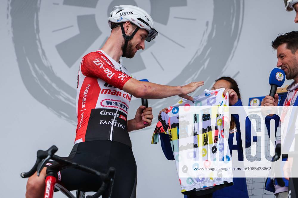 Radsport UCI ProSeries Men Elite LIDL Deutschland Tour 2025 Etappe 3 Arnsberg - Kassel am 23.08.2025 Jonas Rutsch ( INTERMARCHE - WANTY ) erhält das Community Jersey