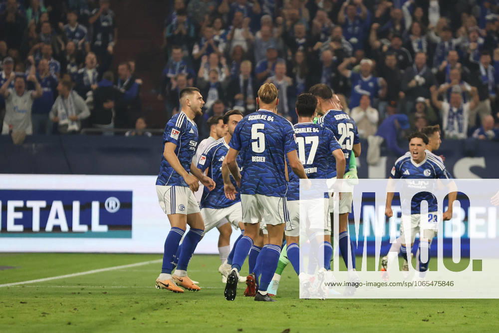 Die Spieler vom FC Schalke 04 freuen sich über den ggehaltenen Elfmeeter beim Spiel der 2. Bundesliga (Saison 2025 26) FC Schalke 04 - VfL Bochum 1848