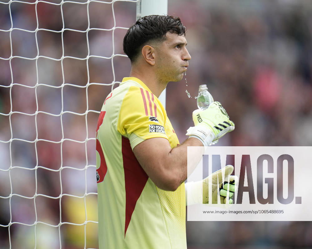 Premier League Brentford v Aston Villa Emiliano Martinez of Aston Villa during the Premier League match Brentford vs Aston Villa at The Gtech Community Stadium, London, United Kingdom, 23rd August 2025 (Photo by Harvey Murphy News Images)