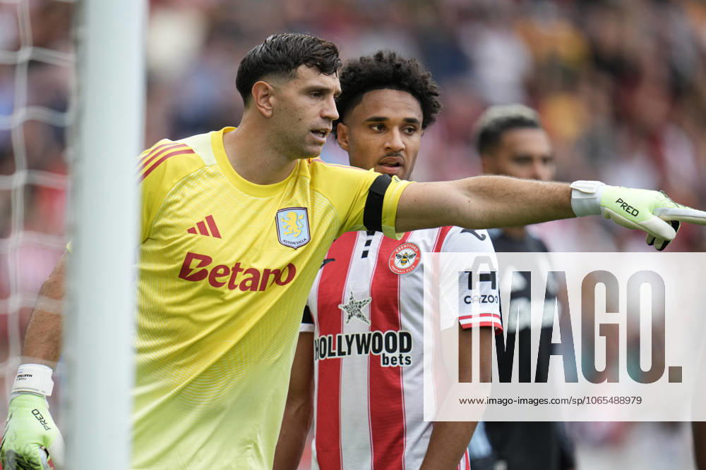 Premier League Brentford v Aston Villa Emiliano Martinez of Aston Villa and Kevin Schade of Brentford during the Premier League match Brentford vs Aston Villa at The Gtech Community Stadium, London, United Kingdom, 23rd August 2025 (Photo by Harvey Murphy News Images)