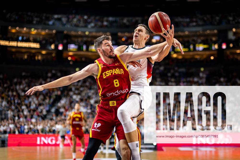 Basketball Köln 23.08.2025 Testspiel Freundschaftsspiel DBB Länderspiel Männer Herren Deutschland (GER) - Spanien (ESP) Johannes Voigtmann (Deutschland, No.07) Dario Brizuela (Spanien, No.08)