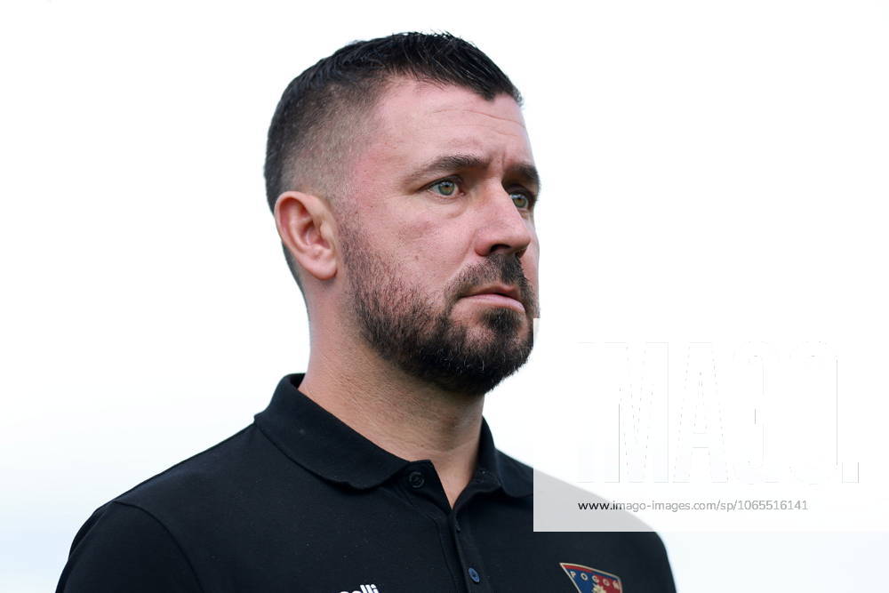 MECZ EKSTRALIGI KOBIET W PILCE NOZNEJ -- WOMENS EKSTRALIGA MATCH POGON SZCZECIN - REKORD BIELSKO-BIALA NZ PIOTR LECZYNSKI (TRENER POGONI) FOT. KRZYSZTOF CICHOMSKI NEWSPIX.PL --- newspix.pl