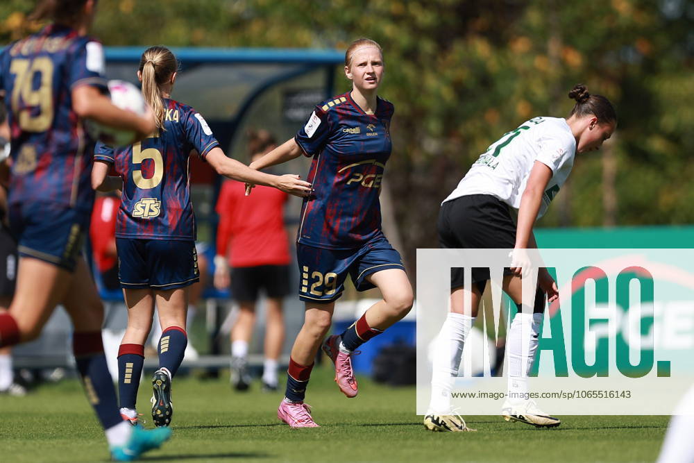 MECZ EKSTRALIGI KOBIET W PILCE NOZNEJ -- WOMENS EKSTRALIGA MATCH POGON SZCZECIN - REKORD BIELSKO-BIALA NZ LENA SWIRSKA TUZ PO ZDOBYCIU GOLA NA 2:2 FOT. KRZYSZTOF CICHOMSKI NEWSPIX.PL --- newspix.pl