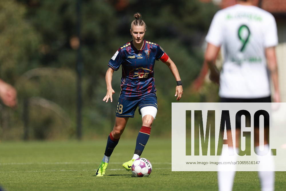 MECZ EKSTRALIGI KOBIET W PILCE NOZNEJ -- WOMENS EKSTRALIGA MATCH POGON SZCZECIN - REKORD BIELSKO-BIALA NZ WERONIKA SZYMASZEK FOT. KRZYSZTOF CICHOMSKI NEWSPIX.PL --- newspix.pl